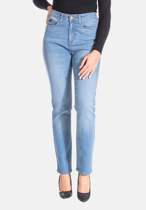 Jeans en denim bleu clair avec une coupe droite, cinq poches et une fermeture à bouton à la taille. Détails de décoloration subtile.