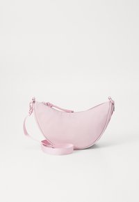 Rosa nylon crossover bag med halvmåneform, med glidelås og justerbar stropp. Glatt tekstur med minimalt tilbehør.