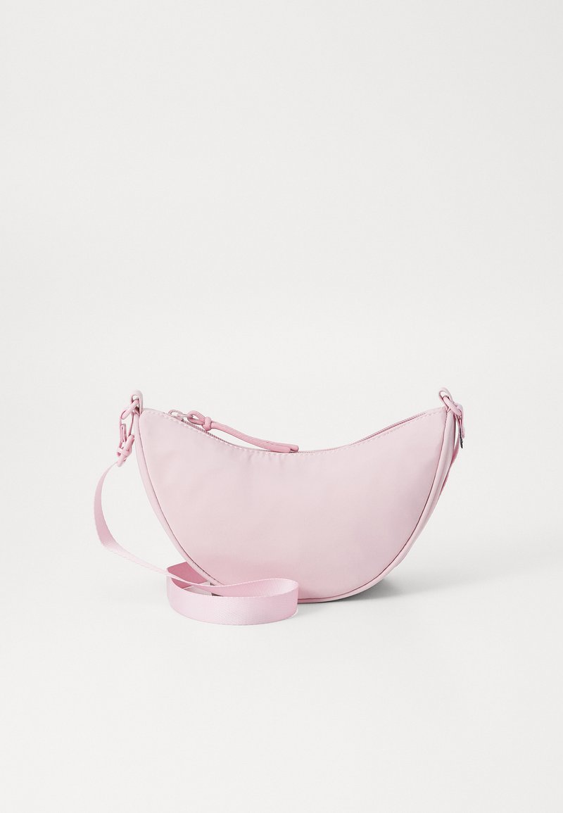 Rosa nylon crossover bag med halvmåneform, med glidelås og justerbar stropp. Glatt tekstur med minimalt tilbehør.