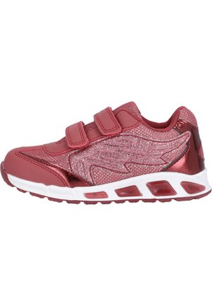 Rote Turnschuhe mit metallischen Akzenten, Mesh-Details, zwei Klettverschlüssen und einer gepolsterten Sohle mit Luftpolstern an der Unterseite.