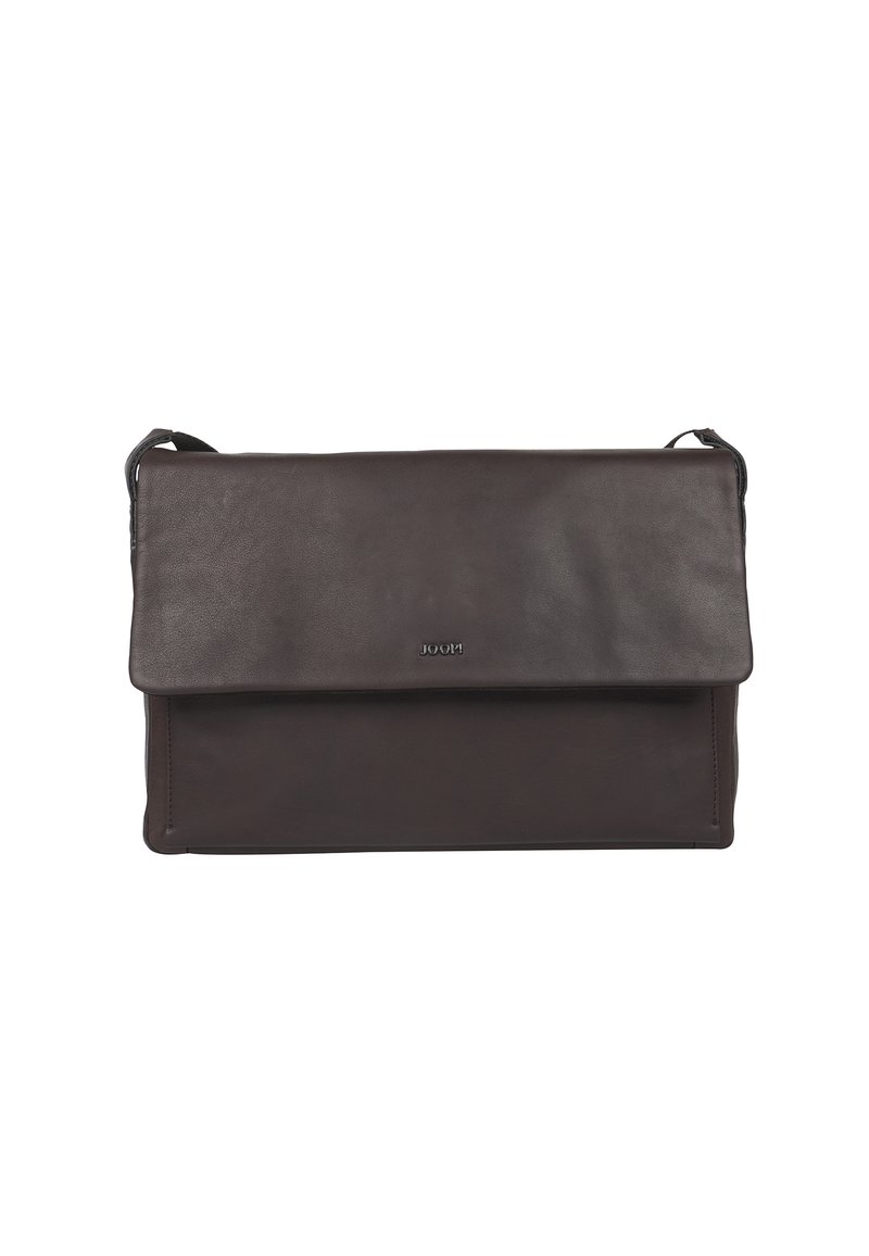 Borsetta a tracolla in pelle marrone scuro con chiusura a pattina, caratterizzata da una texture liscia e un design minimalista, adatta per l'uso quotidiano.