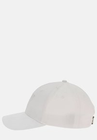 Casquette de baseball blanche avec une visière incurvée, fabriquée en tissu texturé, dotée de trous de ventilation et d'une sangle arrière réglable.