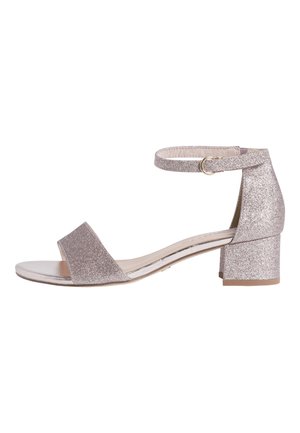 Glittery zilveren hak sandaal met enkelbandje. Open te ontwerp, lichte blokhak en een gladde textuur. Kenmerkt een minimalistische stijl.