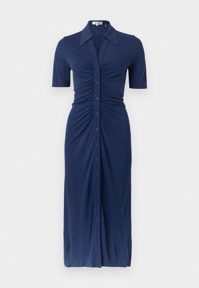 Granatowa sukienka z elastycznego materiału, z przodem na guziki, krótkimi rękawami, kołnierzem oraz marszczeniem w talii.