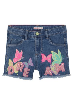Denimshorts met rafelige zomen, kleurrijke vlinderprints en roze kralenletters die "DREAM" aan de voorkant spellen.