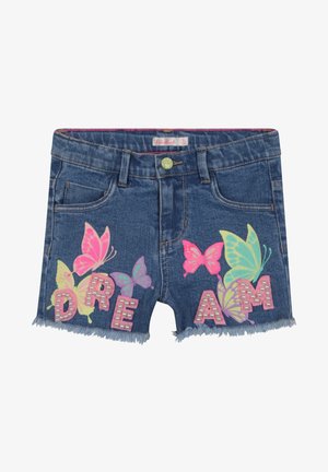 Denimshorts met rafelige zomen, kleurrijke vlinderprints en roze kralenletters die "DREAM" aan de voorkant spellen.