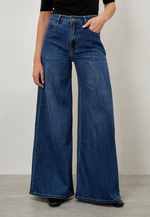 Hoch taillierte, weite Jeans in dunkelblauem Denim mit Fronttaschen. Merkmale sind ein Knopfverschluss und sichtbare Nähte.