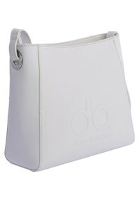 Bolso sintético blanco y texturizado con forma estructurada. Presenta un logo en relieve y herrajes metálicos circulares en la correa para el hombro.