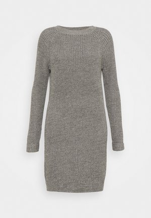 Robe-pull grise en maille, manches longues, longueur genou, avec poignets et col côtelés, présentée sur un fond blanc uni.