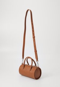 Braune Lederhandtasche in Zylinderform mit strukturiertem Finish, einem kurzen Griff und einem verstellbaren Tragegurt, ausgestattet mit silbernen Hardware-Akzenten.