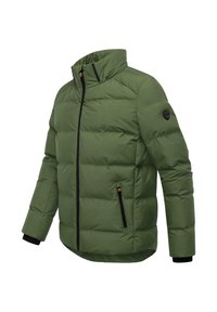 Giacca imbottita verde con colletto alto, chiusura con zip e dettagli neri. Presenta polsini a coste e tasche laterali con zip. Tessuto textured.