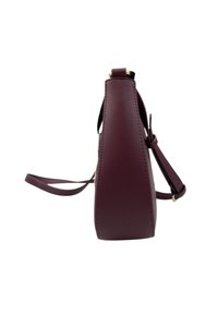Borsa a mano in pelle borgogna con una forma strutturata, texture liscia e tracolla regolabile. I dettagli in metallo dorato arricchiscono il design.