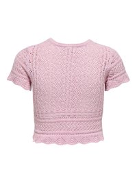 Světle růžový krátký pletený crop top s jemnými krajkovými vzory a vroubkovanými lemy na rukávech a spodním okraji.
