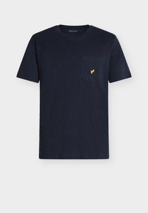 Tumši zila kokvilnas T-krekls ar apaļu kakla izgriezumu, īsām piedurknēm un krūšu kabatu ar mazu dzeltenā putna logotipu.