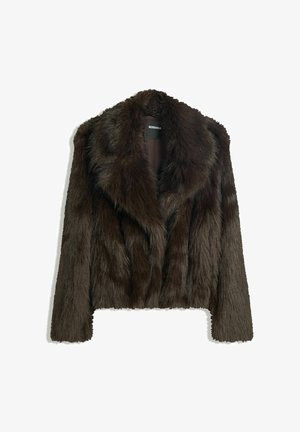 Brun faux fur jakke med sjalskrave og cropped design. Har en blød, tekstureret overflade og er fuldt foret.
