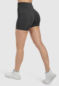 Hoge taille zwarte shorts gemaakt van rekbare stof, met een gladde textuur en schone naden, die de figuur complementeren.