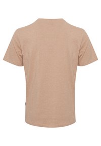 Tricou cu mânecă scurtă din material moale, de culoare roz pal. Dispune de un guler rotund și o croială lejeră, fără ornamente sau modele vizibile.