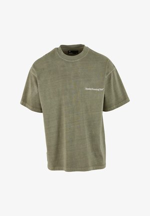 Oliwkowy t-shirt z krótkim rękawem wykonany z miękkiej tkaniny. Posiada okrągły dekolt i biały logo "SundayRunningClub" na piersi. Luźny krój.