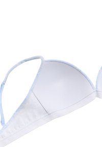 Bralette blanco y azul claro con una tela suave, copas triangulares, tirantes ajustables y una banda elástica blanda. Sin herrajes visibles.