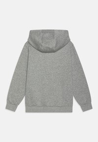 Sudadera con capucha gris, hecha de una mezcla de algodón, que presenta una gran capucha, mangas largas y puños y dobladillo acanalados. Textura suave, sin patrones visibles.