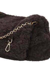 Bruine pluchen handtas met een textuur die lijkt op bont. Voorzien van een gouden kettingriem en een metalen sluiting. Compacte, zachte vorm.