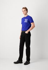 Calvin Klein Jeans STACKED EUPHORIC LOGO TEE - Camiseta estampada - sapphire blue