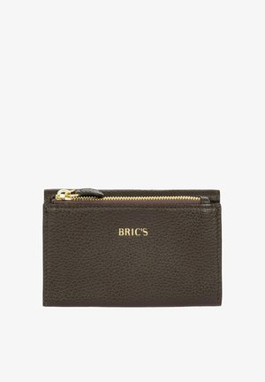 Portefeuille en cuir brun à texture galet avec une fermeture éclair dorée, arborant un logo embossé sur le devant. Design mince avec une finition texturée et fermeture éclair.