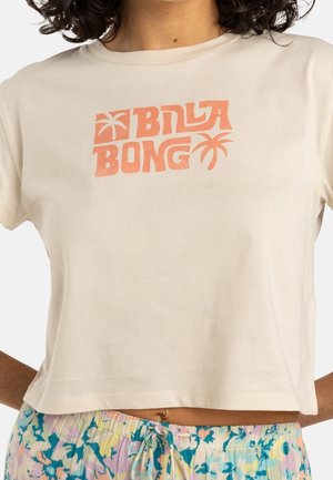 Kremowy, krótki t-shirt wykonany z miękkiej bawełny z różowym, retro logo "Billa Bong" i akcentami palm.