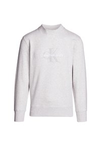 Sudadera gris claro con un cuello alto, mangas largas, puños acanalados y dobladillo. Presenta un sutil logotipo en relieve con el texto: "Calvin Klein Jeans."