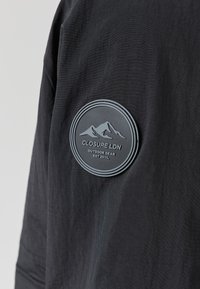 CLOSURE London Tunn jacka - black