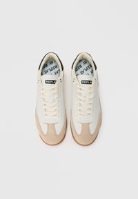 Sneaker bianche e beige con accenti in suede, punta rotonda, tacco nero, chiusura con lacci e interno a fantasia con logo "REPLAY".