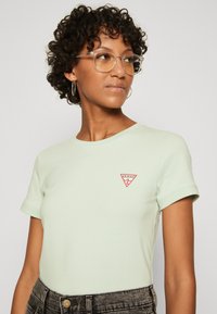 Guess MINI TRIANGLE TEE - Paprasti marškinėliai - spring day