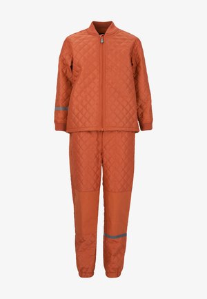 Ensemble de veste et pantalon orange matelassé, avec des poignets élastiques et une bande réfléchissante sur le pantalon. Doté d'une fermeture éclair à l'avant.