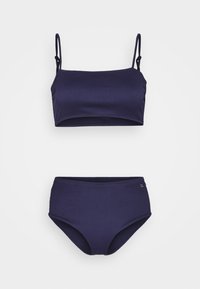 Conjunto de biquíni em azul escuro com acabamento canelado, apresentando um top com corte reto e alças ajustáveis, e um parte de baixo de cintura alta com um pequeno detalhe decorativo.