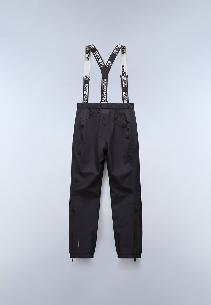 Pantalones impermeables negros con tirantes ajustables que presentan un patrón de logotipos. Incluye tobillos con cremalleras y múltiples bolsillos para mayor funcionalidad.