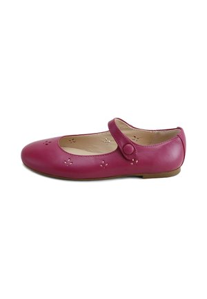 Zapato Mary Jane de cuero rosa para niño con perforaciones decorativas y correa abotonada sobre el empeine, suela plana, vista lateral.