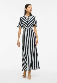 Maxiklänning med knapplist fram, korta ärmar och vertikala marinblå och vita ränder. Tillverkad av ett lätt tyg, har den en avslappnad passform.