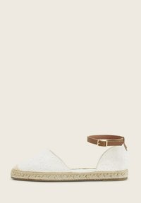Weiße Espadrille mit einem Obermaterial aus strukturiertem Stoff, gespleißter Jutesohle und einem braunen Knöchelriemen mit einer goldenen Schnallenakzent.