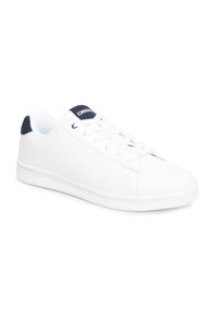 Sneakers bianchi con una tomaia liscia simile alla pelle, punta rotonda, lacci bianchi e un accento blu navy sul tallone e sulla linguetta. Suola in gomma piatta.