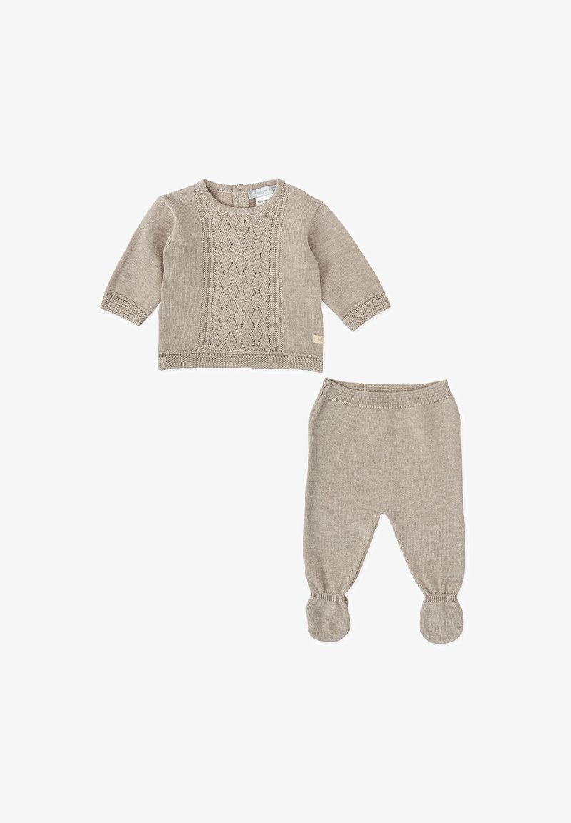 Ensemble de pull et pantalon tricoté en beige clair. Le pull présente un motif en losanges texturé, un col rond et des poignets côtelés. Le pantalon a un design avec pieds.