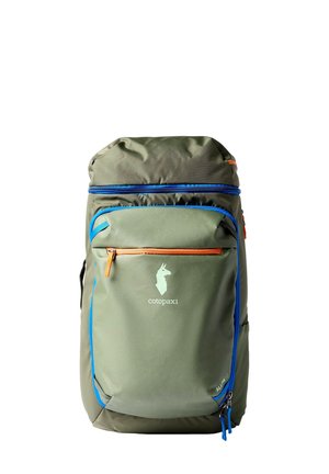 Mochila Cotopaxi verde con cremalleras azules y naranjas, bolsillo delantero y logo de llama sobre fondo blanco.