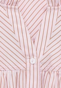 Svijetlo ružičasta košulja s tankim smešnim vertikalnim trakama, v-izrez dizajnom i dugmetom na izrezu sa naboranom tkaninom ispod.