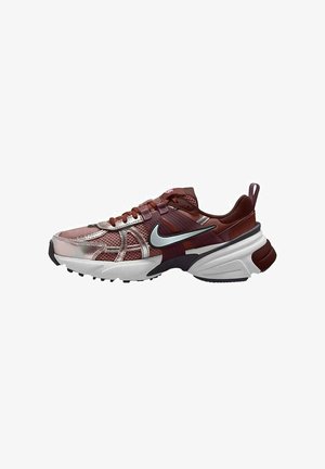 Nike Sportswear, NIKE SPORTSWEAR ZAPATILLAS STREET WOMAN NIKE V2K RUN GARNET SNEAKER - Zapatillas - garnet