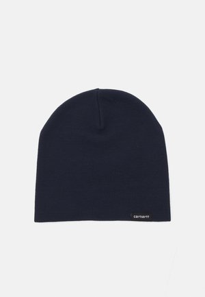 Granatowa czapka beanie wykonana z prążkowanej dzianiny, z małą czarną metką logo Carhartt z boku. Gładka tekstura i dopasowany krój.