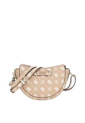Sac bandoulière beige en forme de demi-lune avec motif logo Guess blanc, bandoulière ajustable et plaque en métal doré avec le nom Guess à l'avant.