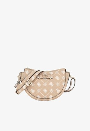 Sac bandoulière beige en forme de demi-lune avec motif logo Guess blanc, bandoulière ajustable et plaque en métal doré avec le nom Guess à l'avant.