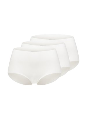 Drei Paar schlichte weiße nahtlose Damenunterwäsche, leicht hintereinander gestapelt auf weißem Hintergrund.