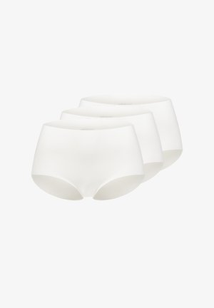 Drei Paar schlichte weiße nahtlose Damenunterwäsche, leicht hintereinander gestapelt auf weißem Hintergrund.