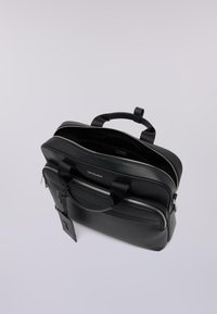 Svart läder laptopväska med två dragkedjor, bärhandtag och en justerbar axelrem. Har en frontficka och en strukturerad yta.