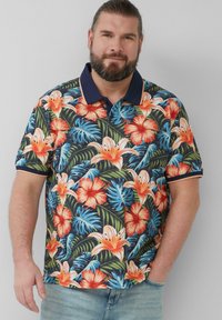 Korte mouwen polo shirt met een multikleurig bloemenpatroon van hibiscus en bladeren op een donkere achtergrond, aangevuld met een marineblauwe kraag.